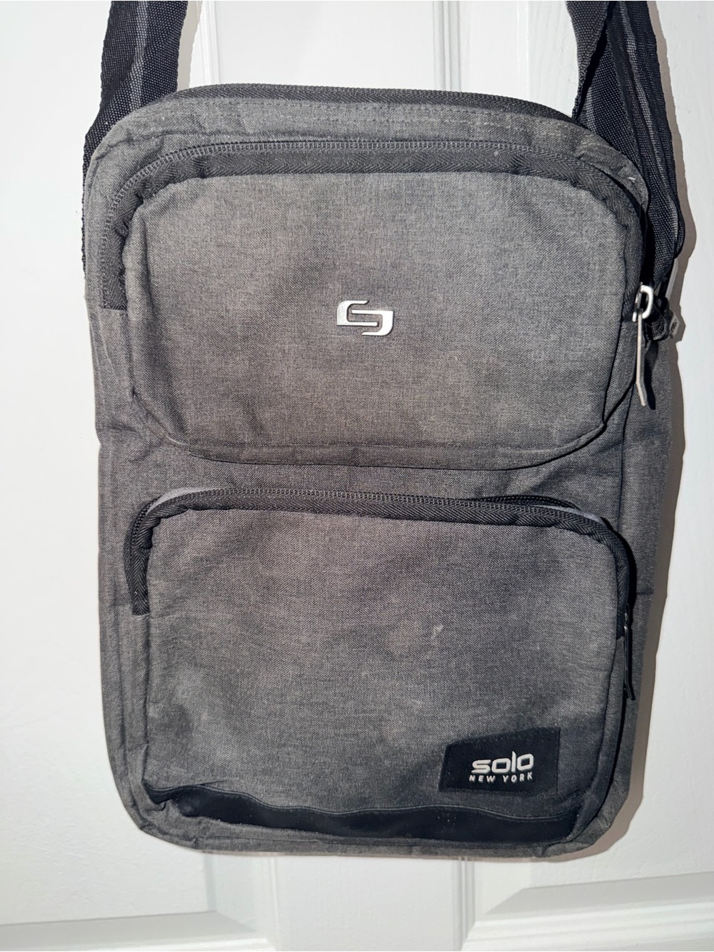 SOLO NEW YORK Ludlow Universal Tablet Sling Bag Charcoal Grey Crossbody